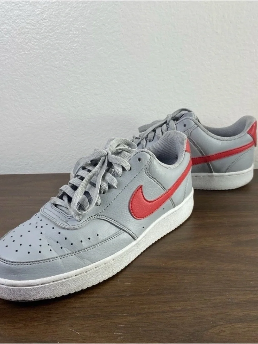 Nike Low-Top Sneakers in Light Gray with Red Swoosh